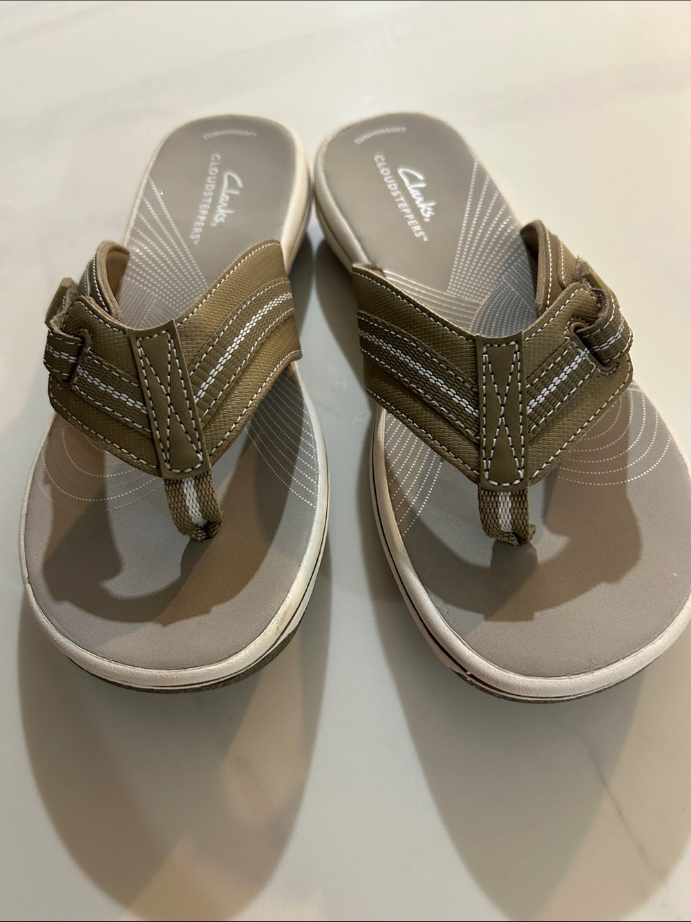 Clarks women’s Khaki Tan Thong Sandals